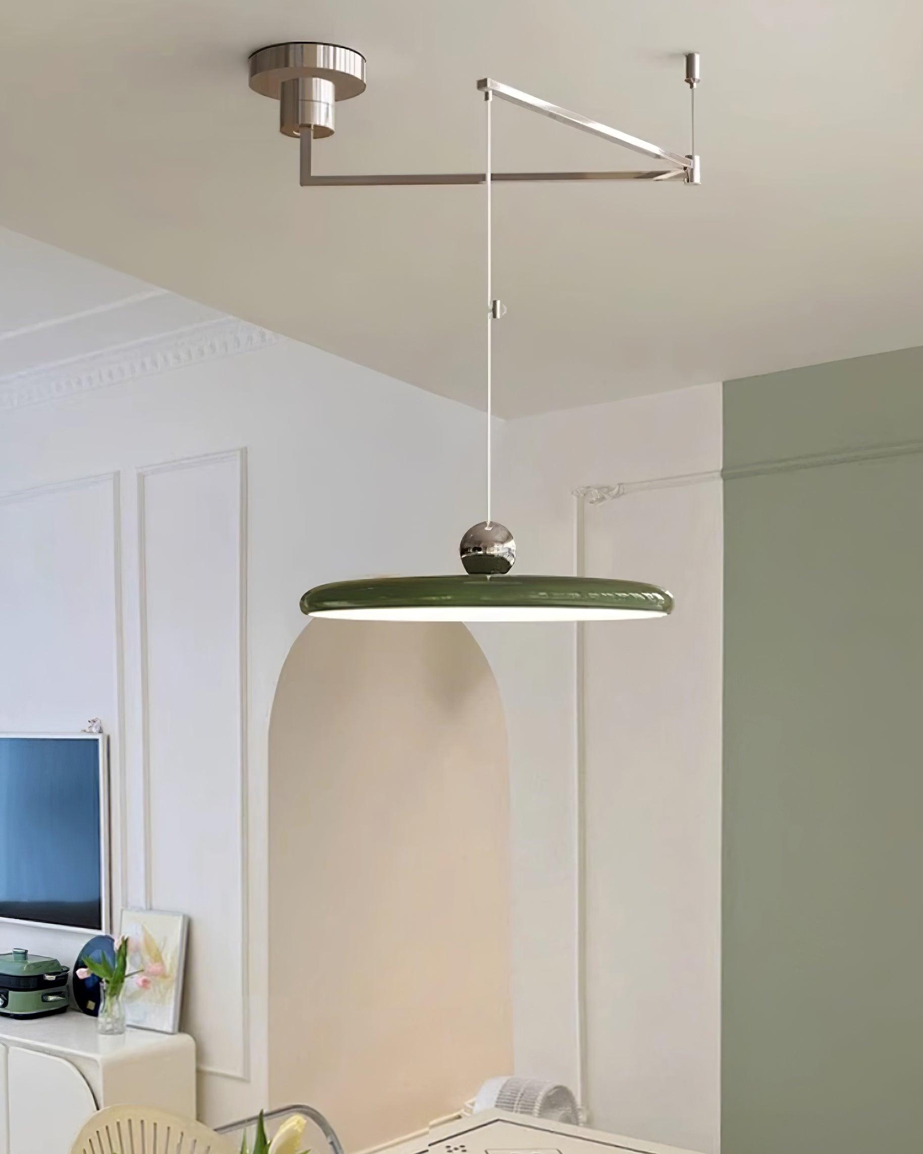 Verstelbare hanglamp met horizontale arm en ronde kap