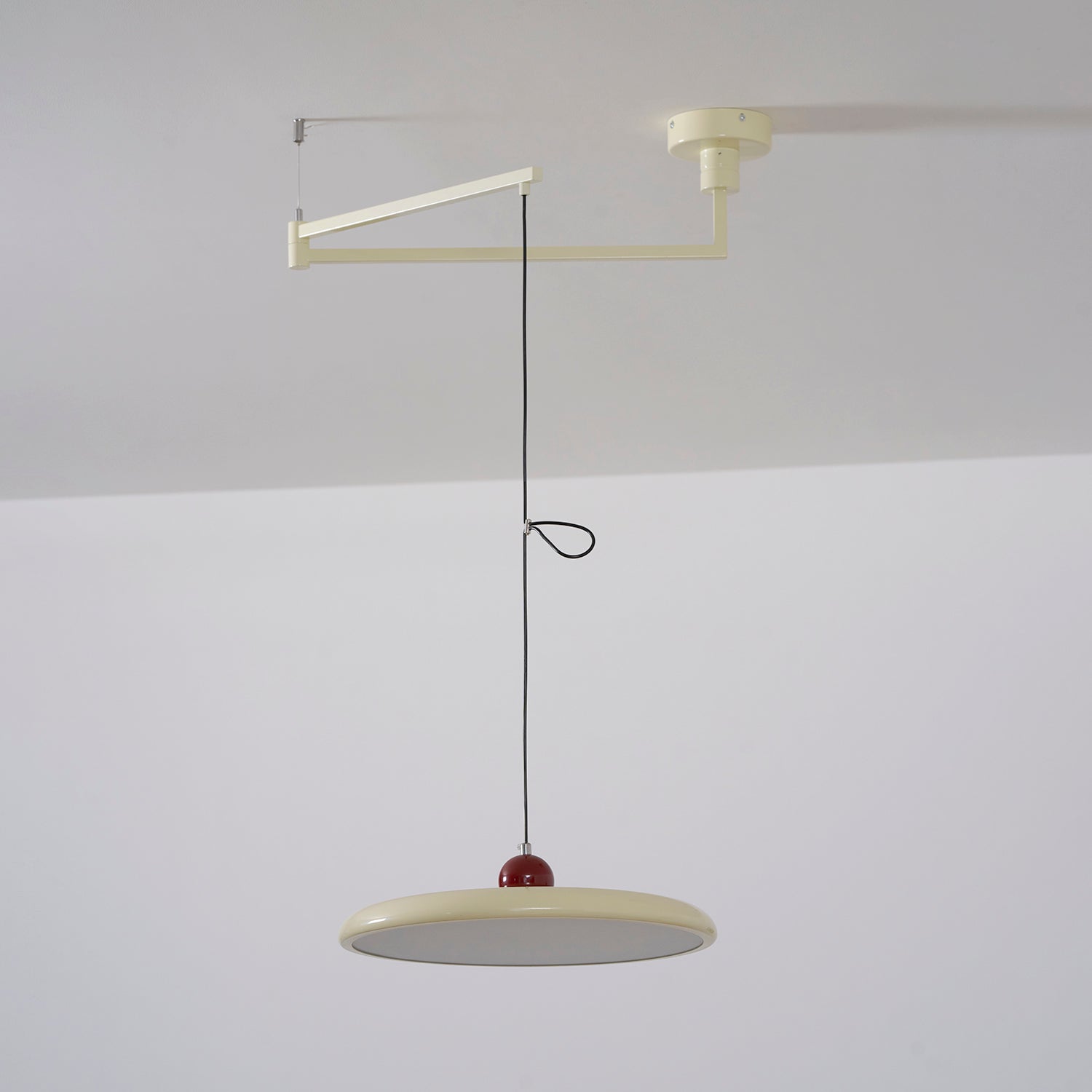 Verstelbare hanglamp met horizontale arm en ronde kap