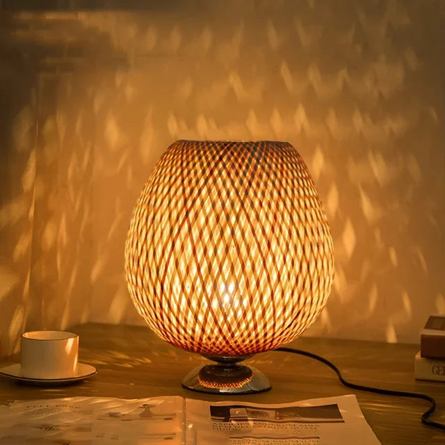 Vintage Bamboe Tafellamp met Klassieke Nostalgie en Duurzame Afwerking