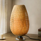 Vintage Bamboe Tafellamp met Klassieke Nostalgie en Duurzame Afwerking