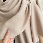 Luchtige Omslagsjaal Met Elegante Drapering Voor Stijlvolle Laagjeslooks