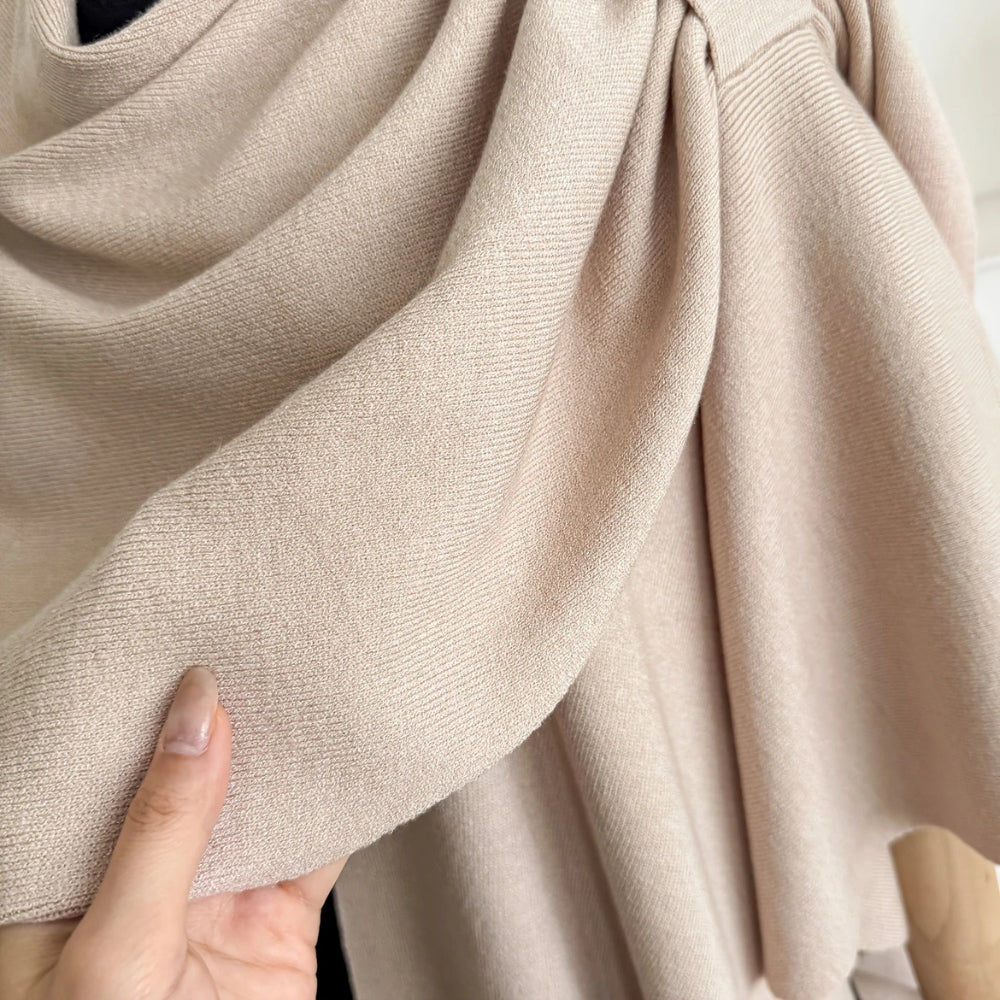 Luchtige Omslagsjaal Met Elegante Drapering Voor Stijlvolle Laagjeslooks