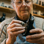 Handgesneden Obsidiaankat met Natuurlijke Steenstructuur