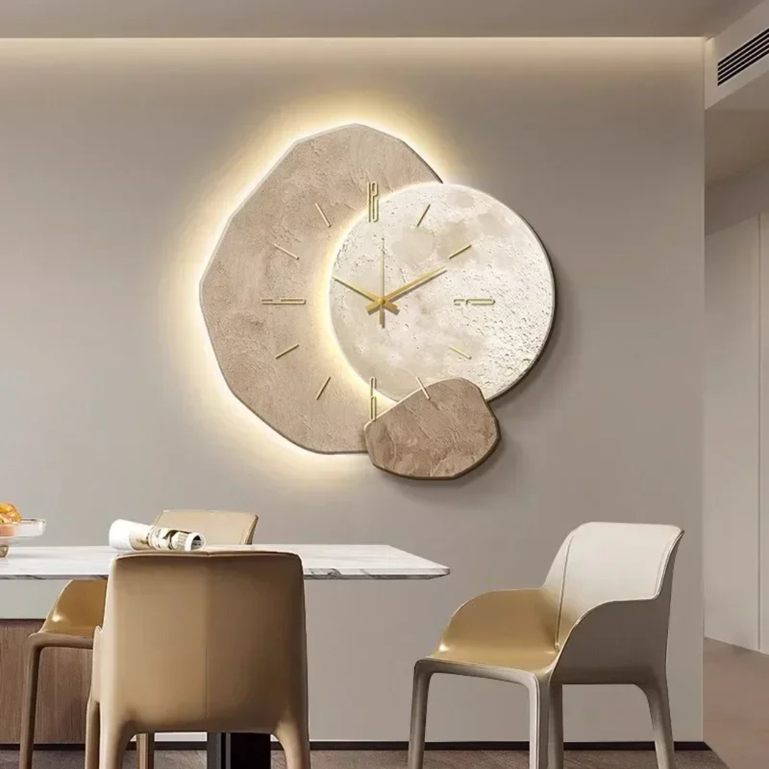 Wandklok met gevormde voorzijde en geïntegreerde lichtbron