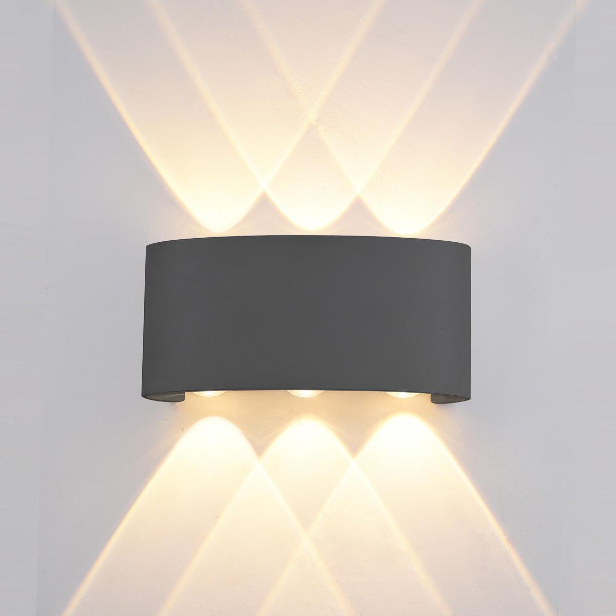 Wandlamp met gebogen rechthoekige behuizing ontwerp