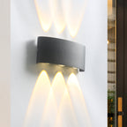 Wandlamp met gebogen rechthoekige behuizing ontwerp