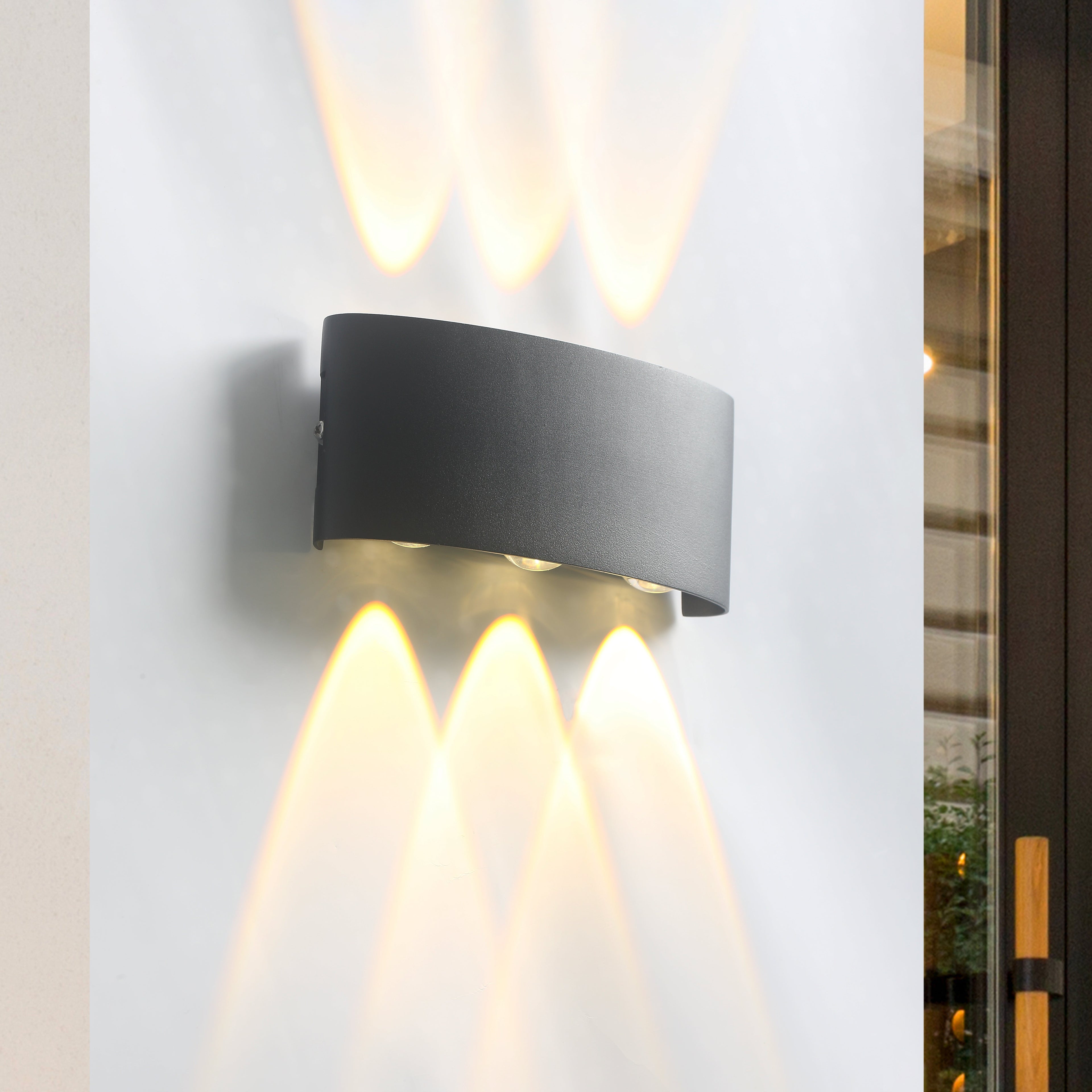 Wandlamp met gebogen rechthoekige behuizing ontwerp