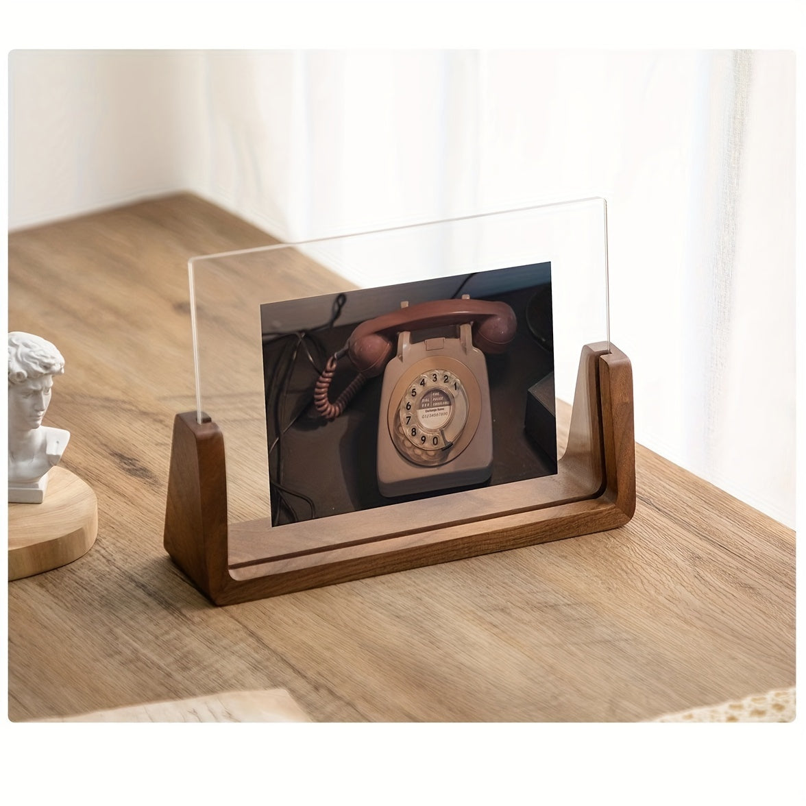 U-vormige fotolijst van acryl en hout voor horizontale en verticale foto’s