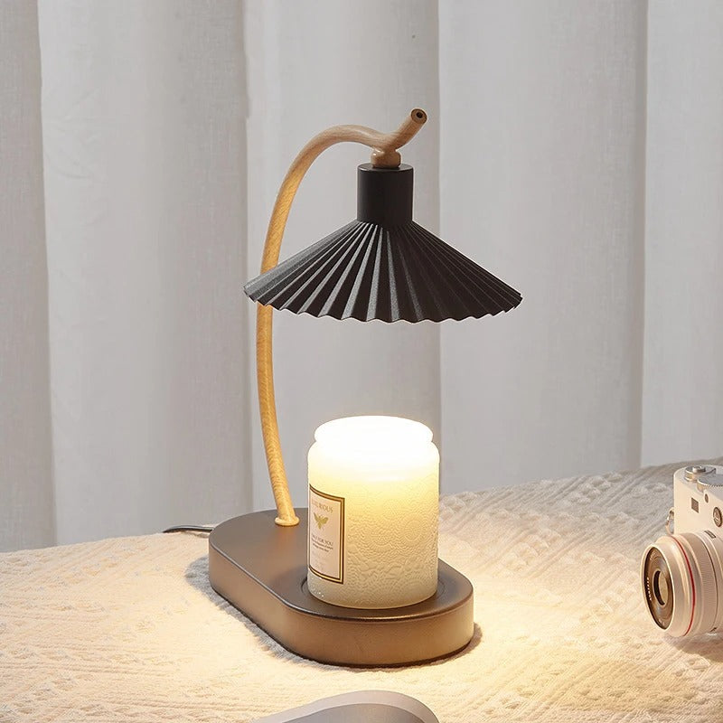 Kaarsenwarmer met sfeerlamp en houten details voor geurverspreiding