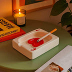 Keramische Asbak met Glanzende Afwerking en Compact Sculpturaal Ontwerp
