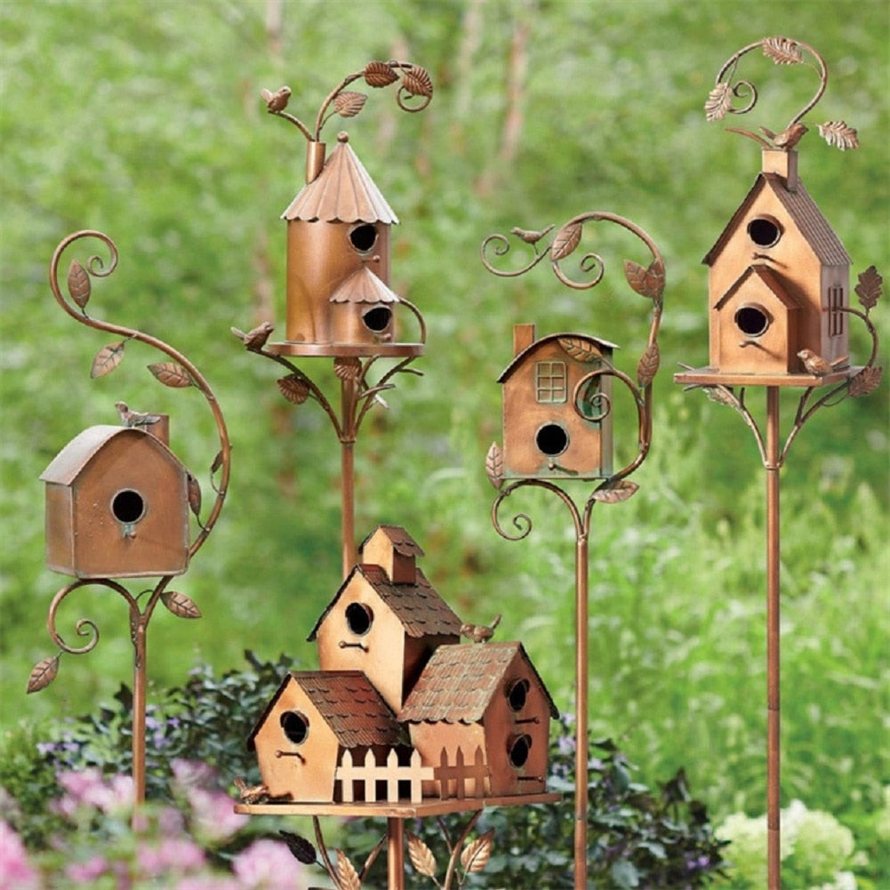 Metalen Vogelhuisje Met Artistiek Ontwerp En Tuinsteker Voor Buitenplaatsing