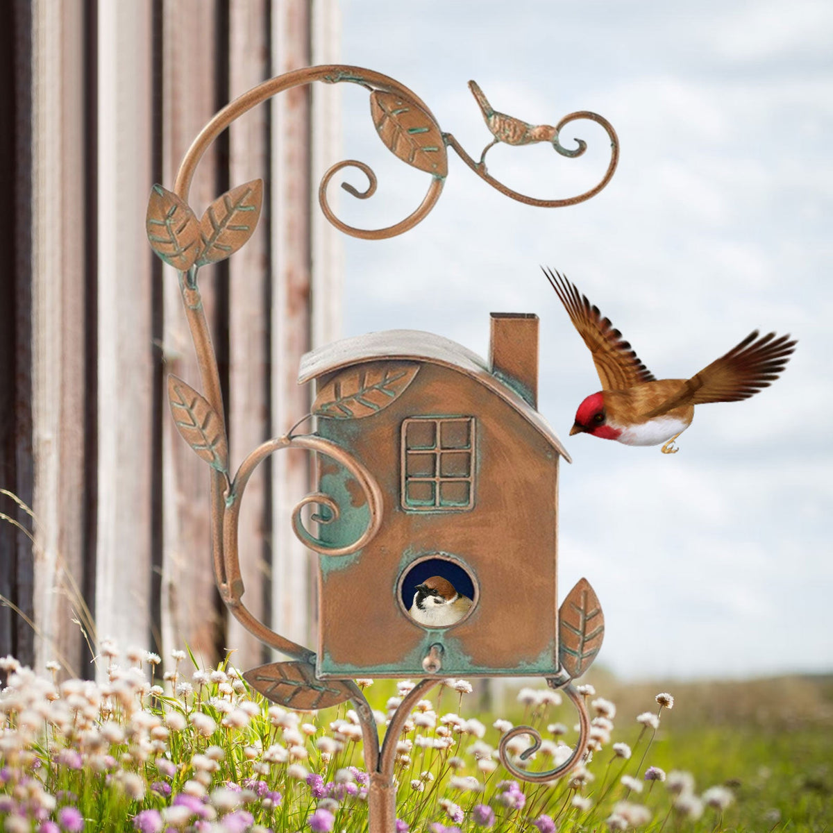Metalen Vogelhuisje Met Artistiek Ontwerp En Tuinsteker Voor Buitenplaatsing