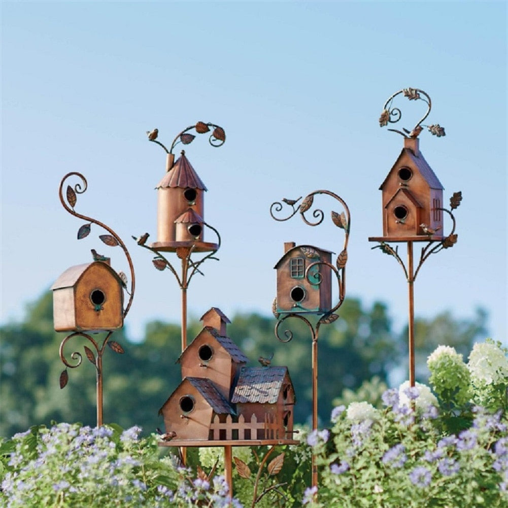 Metalen Vogelhuisje Met Artistiek Ontwerp En Tuinsteker Voor Buitenplaatsing