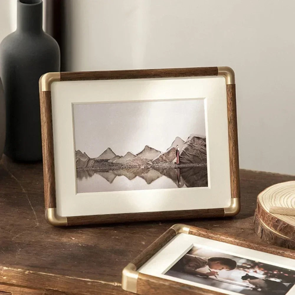 Houten tafelfotolijst met metalen hoekaccenten voor diverse formaten