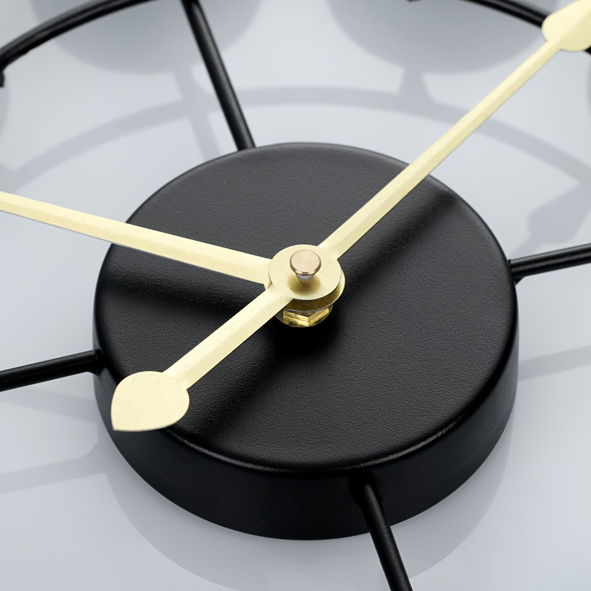 Metalen wandklok met stil kwartsuurwerk en retro open-frameontwerp