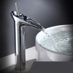 Antieke Wastafelkraan met Watervaluitloop en Klassieke Messingconstructie