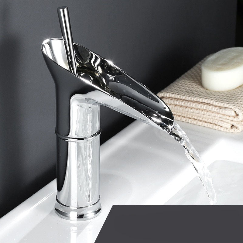 Antieke Wastafelkraan met Watervaluitloop en Klassieke Messingconstructie