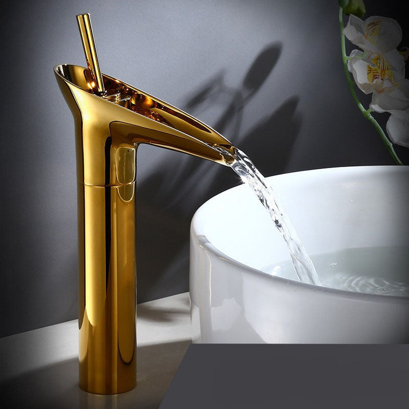Antieke Wastafelkraan met Watervaluitloop en Klassieke Messingconstructie