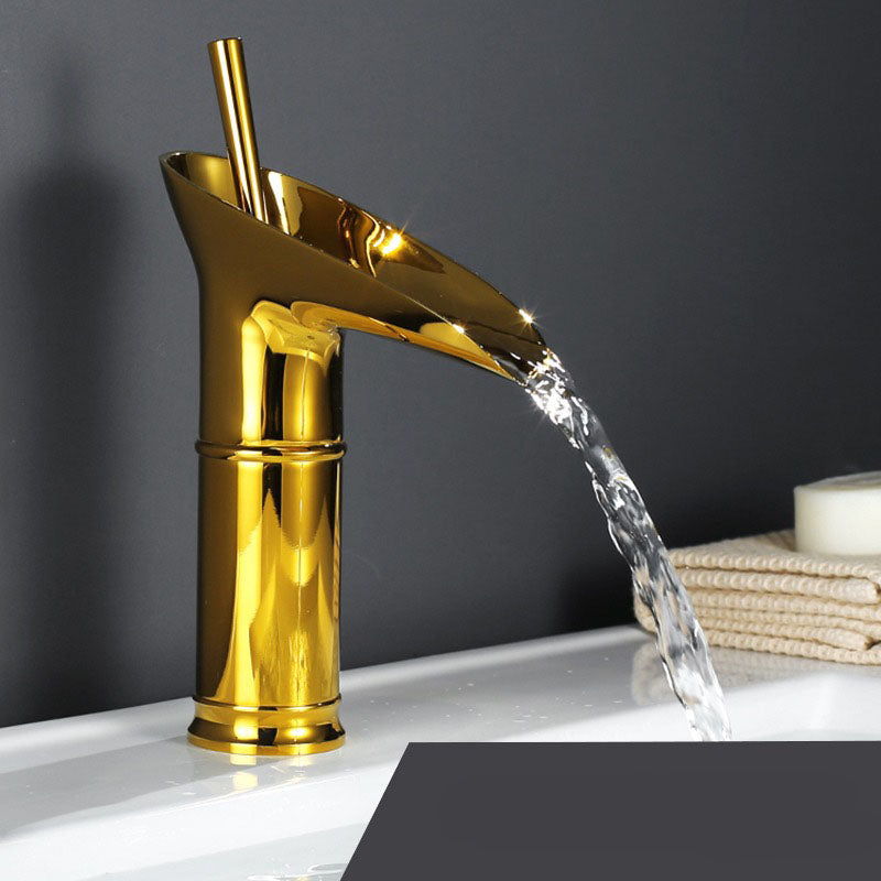 Antieke Wastafelkraan met Watervaluitloop en Klassieke Messingconstructie