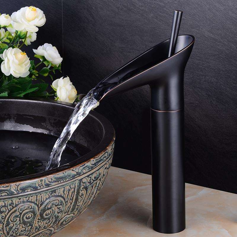 Antieke Wastafelkraan met Watervaluitloop en Klassieke Messingconstructie