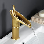 Antieke Wastafelkraan met Watervaluitloop en Klassieke Messingconstructie
