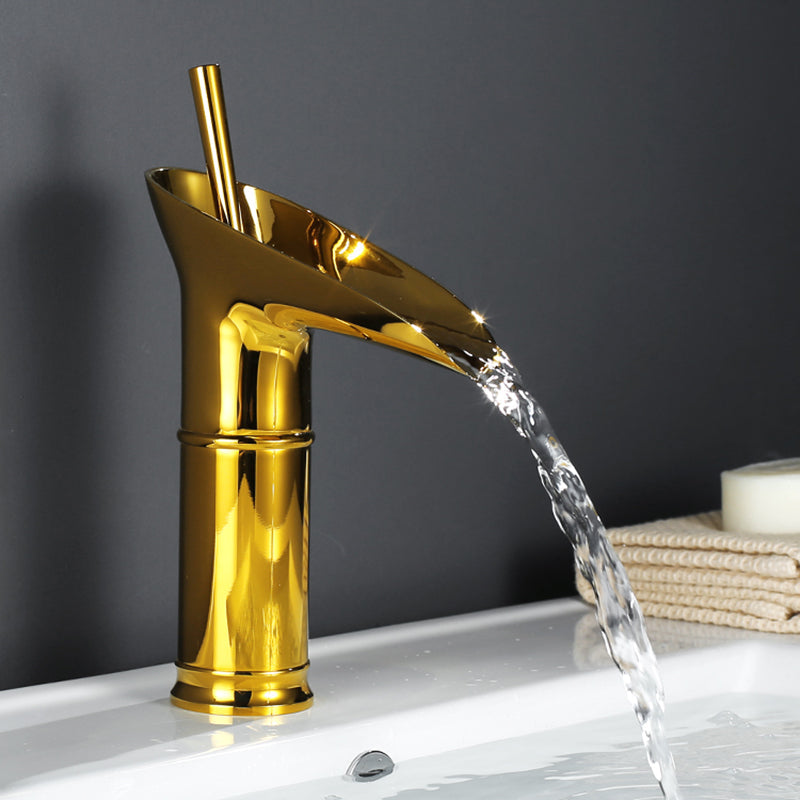 Antieke Wastafelkraan met Watervaluitloop en Klassieke Messingconstructie