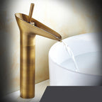 Antieke Wastafelkraan met Watervaluitloop en Klassieke Messingconstructie