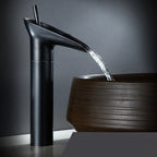 Antieke Wastafelkraan met Watervaluitloop en Klassieke Messingconstructie