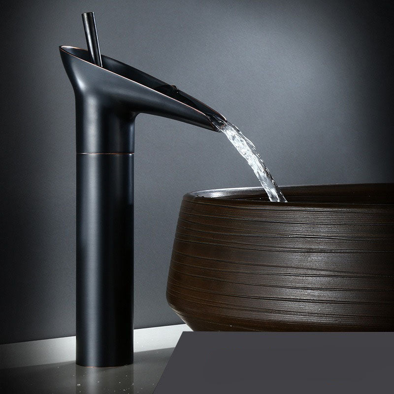 Antieke Wastafelkraan met Watervaluitloop en Klassieke Messingconstructie