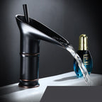 Antieke Wastafelkraan met Watervaluitloop en Klassieke Messingconstructie