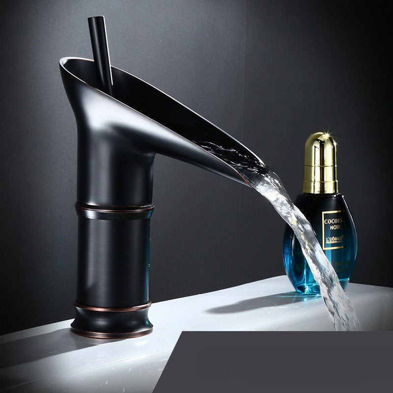 Antieke Wastafelkraan met Watervaluitloop en Klassieke Messingconstructie