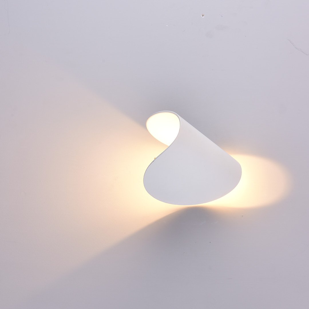 LumenTwist Draaibare en Kantelbare LED Wandlamp voor Flexibele Binnen- en Buitenverlichting
