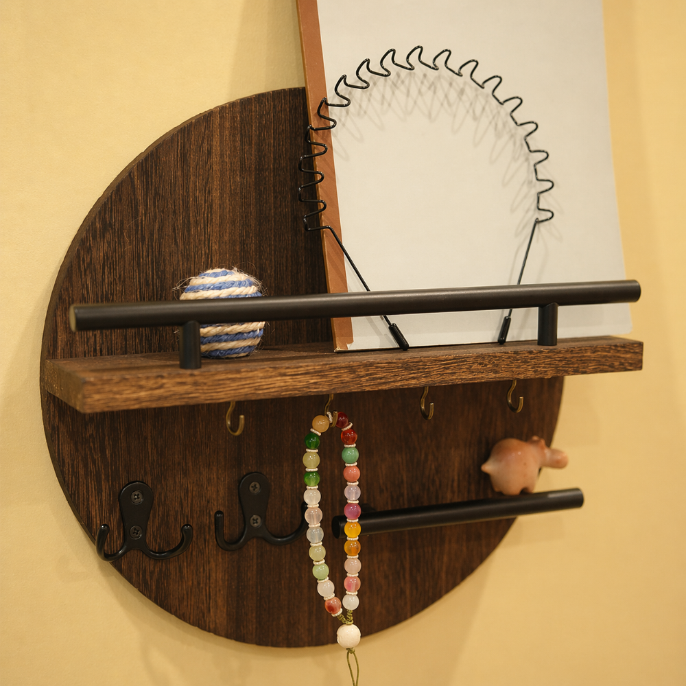 Wandorganiser met Ronde Houten Vorm en Metalen Accenten