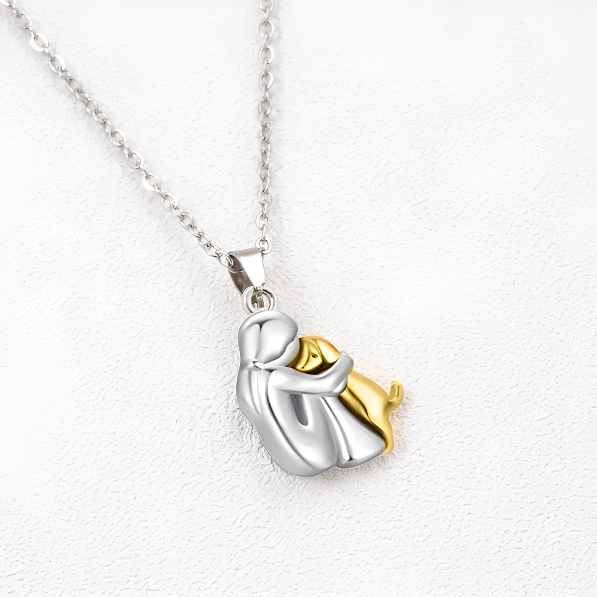 Hangerketting met omhelzende mens en hond voor dagelijks gebruik