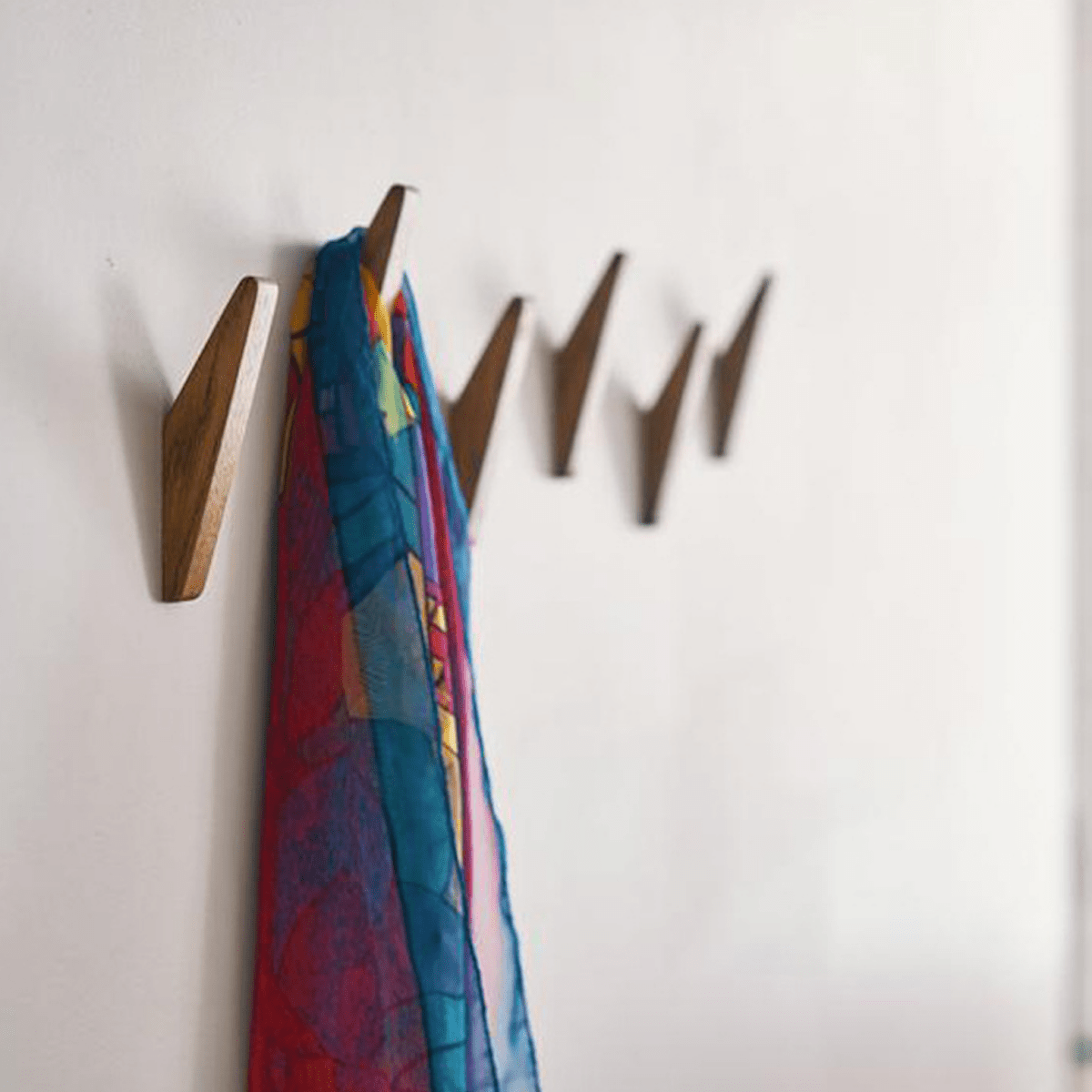 Houten Wandhaken met Bicolor Afwerking en Minimalistisch Ontwerp
