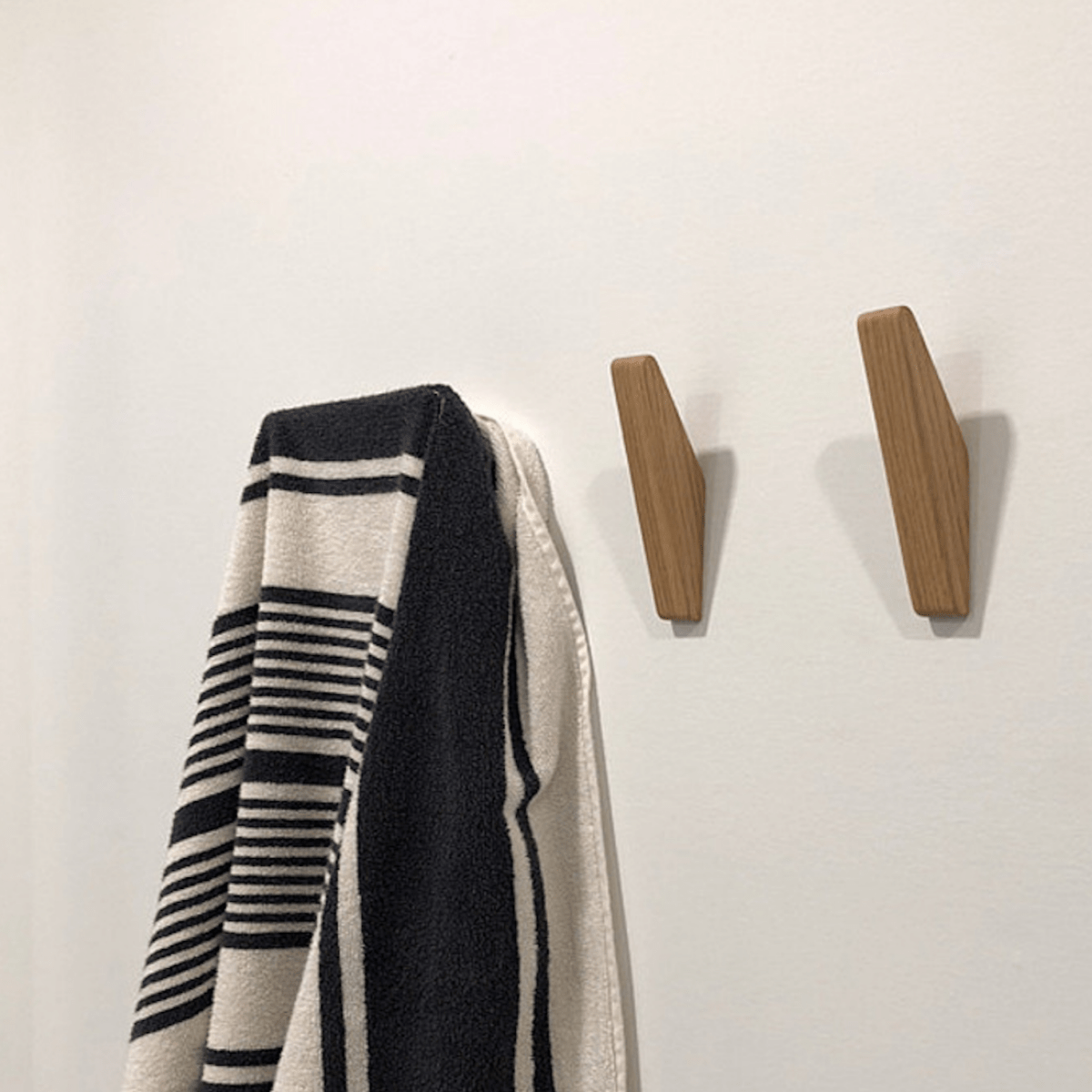 Houten Wandhaken met Bicolor Afwerking en Minimalistisch Ontwerp