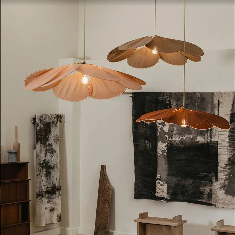 Hanglamp Met Bloemvormige Kap En Zachte Sfeergloed Voor Moderne Binnenruimtes