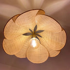 Hanglamp Met Bloemvormige Kap En Zachte Sfeergloed Voor Moderne Binnenruimtes