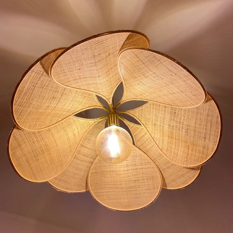 Hanglamp Met Bloemvormige Kap En Zachte Sfeergloed Voor Moderne Binnenruimtes