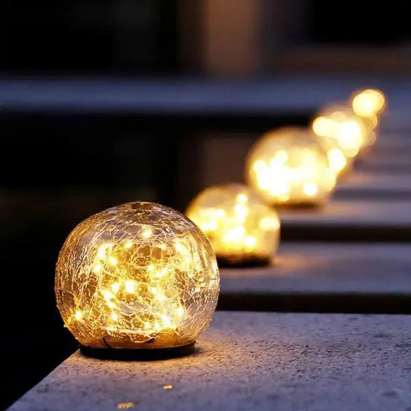 Solar Glasbol met Warm LED‑Licht en Gebarsten Glasstructuur