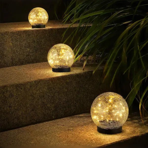 Solar Glasbol met Warm LED‑Licht en Gebarsten Glasstructuur