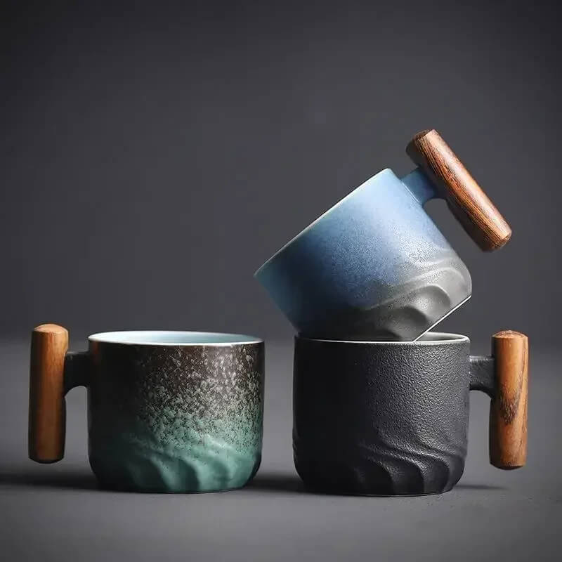 Keramische Mok Met Houten Handvat En Ambachtelijke Uitstraling
