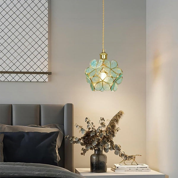 Bloemvormige Glazen Hanglamp Met Elegante En Sfeervolle Uitstraling