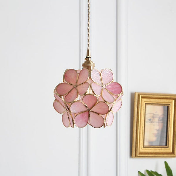 Bloemvormige Glazen Hanglamp Met Elegante En Sfeervolle Uitstraling
