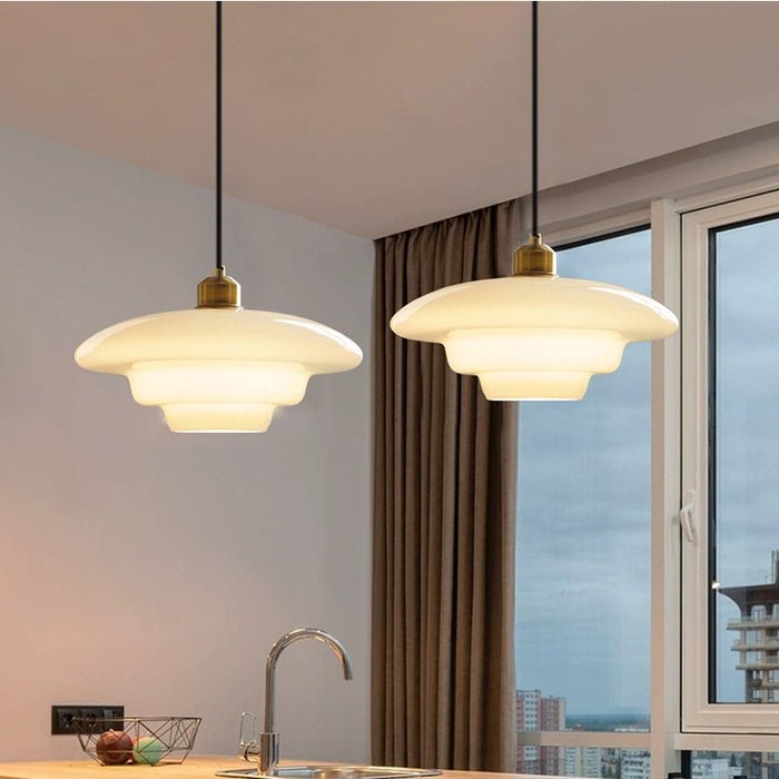 Hanglamp Art Deco met Gelaagde Glazen Kap en Messing Fitting