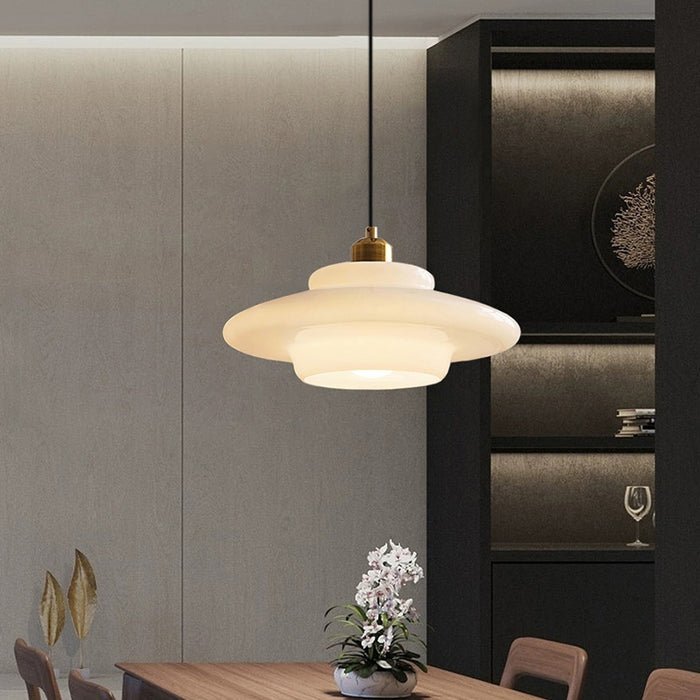 Hanglamp Art Deco met Gelaagde Glazen Kap en Messing Fitting