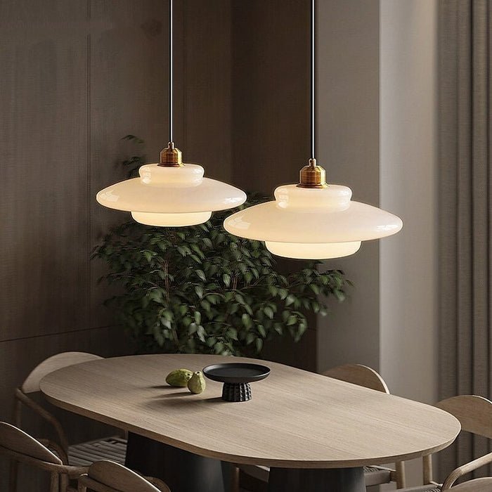 Hanglamp Art Deco met Gelaagde Glazen Kap en Messing Fitting