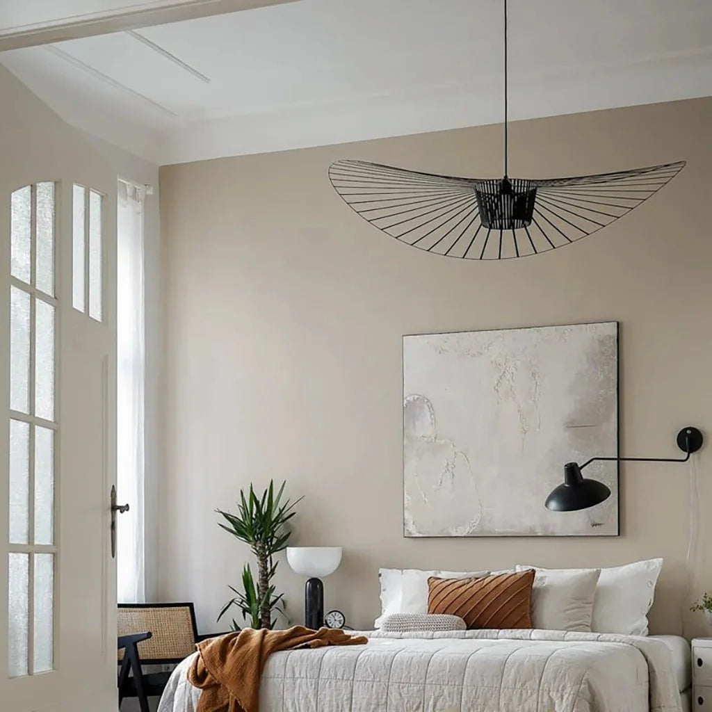 Minimalistische Hanglamp Met Open Draadframe En Hoedvormig Design