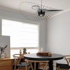 Minimalistische Hanglamp Met Open Draadframe En Hoedvormig Design