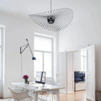 Minimalistische Hanglamp Met Open Draadframe En Hoedvormig Design